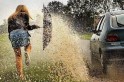 ​Você sabia? Usar veículo para arremessar água ou detritos sobre pedestres da multa