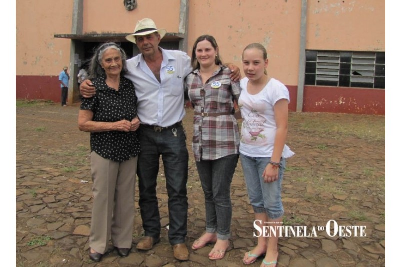 Itamar com integrantes da familia. Foto: Jornal Sentinela