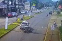 ​Vídeo - Moto colide na traseira de viatura policial em Saltinho