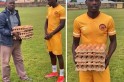 ​Jogador de um clube da Zambia ganha 5 bandejas de ovos