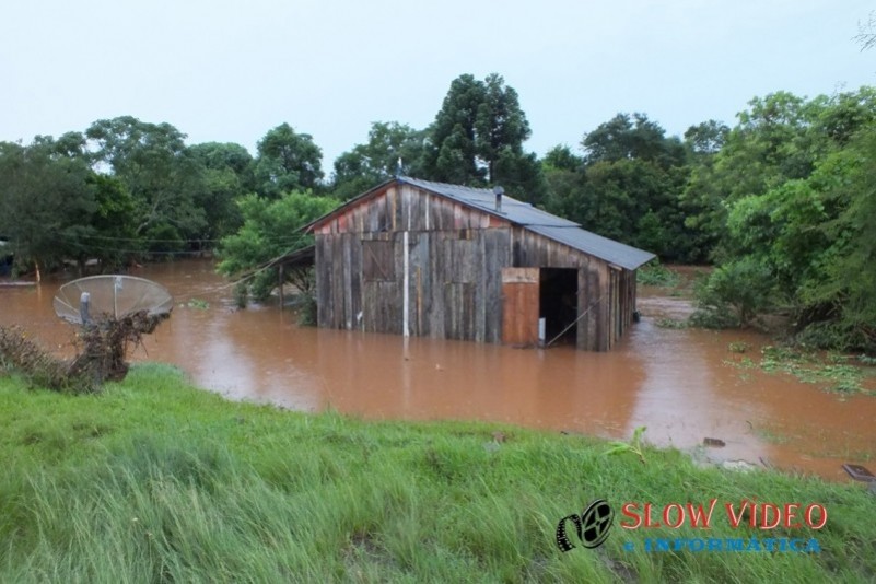 Chuva deixa centenas desalojados Foto www.campoere_1.com (5)