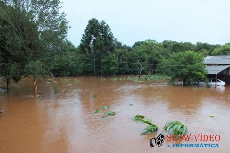 Chuva deixa centenas desalojados Foto www.campoere_1.com (6)