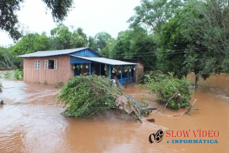 Chuva deixa centenas desalojados Foto www.campoere_1.com (7)
