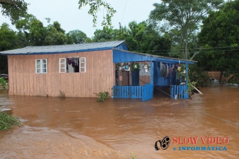 Chuva deixa centenas desalojados Foto www.campoere_1.com (8)