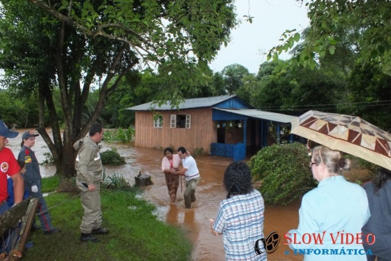 Chuva deixa centenas desalojados Foto www.campoere_1.com (12)