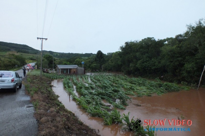 Chuva deixa centenas desalojados Foto www.campoere_1.com (15)