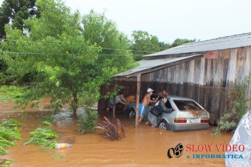 Chuva deixa centenas desalojados Foto www.campoere_1.com (22)