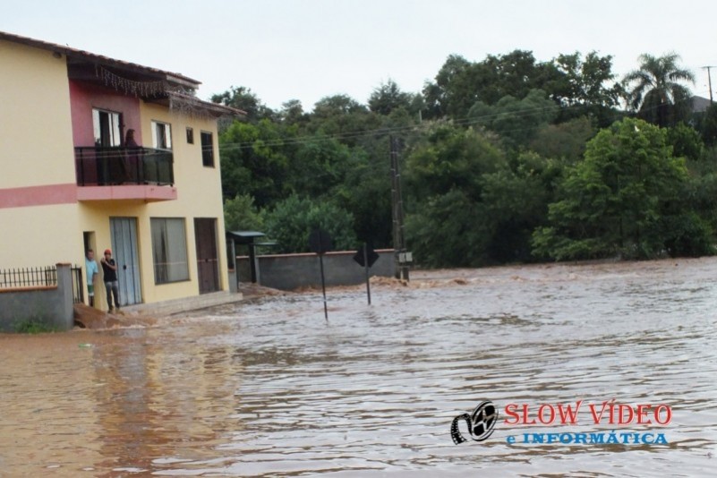 Chuva deixa centenas desalojados Foto www.campoere_1.com (28)