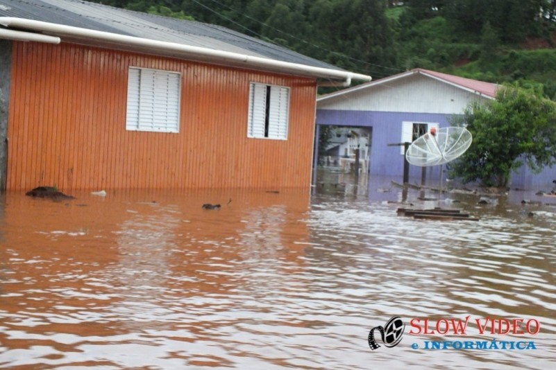 Chuva deixa centenas desalojados Foto www.campoere_1.com (30)