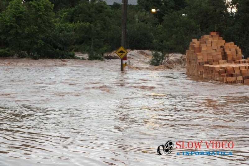 Chuva deixa centenas desalojados Foto www.campoere_1.com (31)