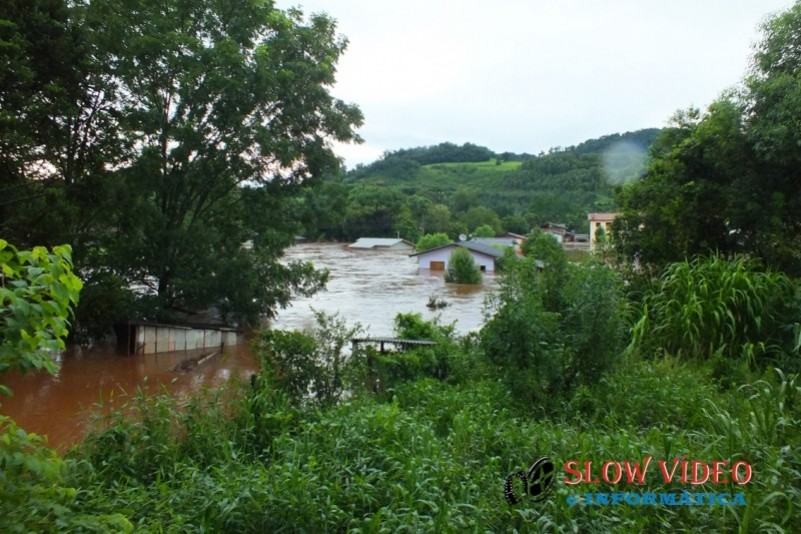 Chuva deixa centenas desalojados Foto www.campoere_1.com (32)