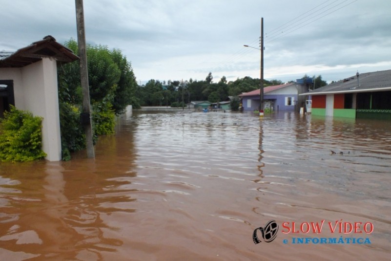 Chuva deixa centenas desalojados Foto www.campoere_1.com (34)