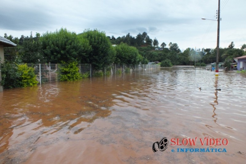 Chuva deixa centenas desalojados Foto www.campoere_1.com (35)