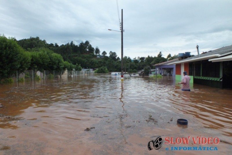 Chuva deixa centenas desalojados Foto www.campoere_1.com (36)