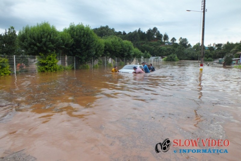 Chuva deixa centenas desalojados Foto www.campoere_1.com (39)
