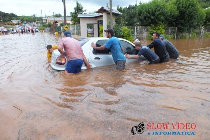 Chuva deixa centenas desalojados Foto www.campoere_1.com (40)