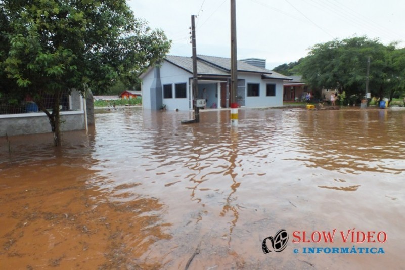 Chuva deixa centenas desalojados Foto www.campoere_1.com (41)