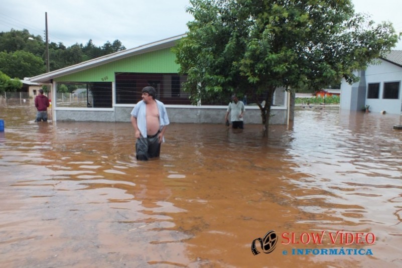 Chuva deixa centenas desalojados Foto www.campoere_1.com (42)