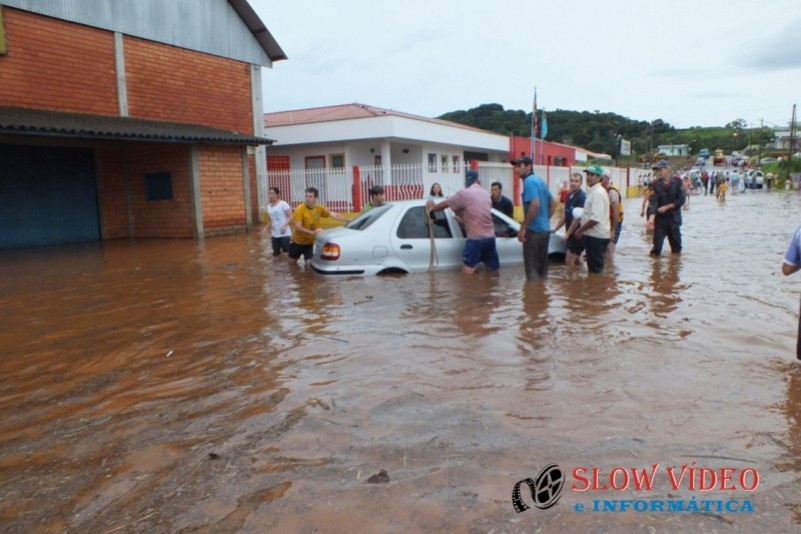 Chuva deixa centenas desalojados Foto www.campoere_1.com (43)