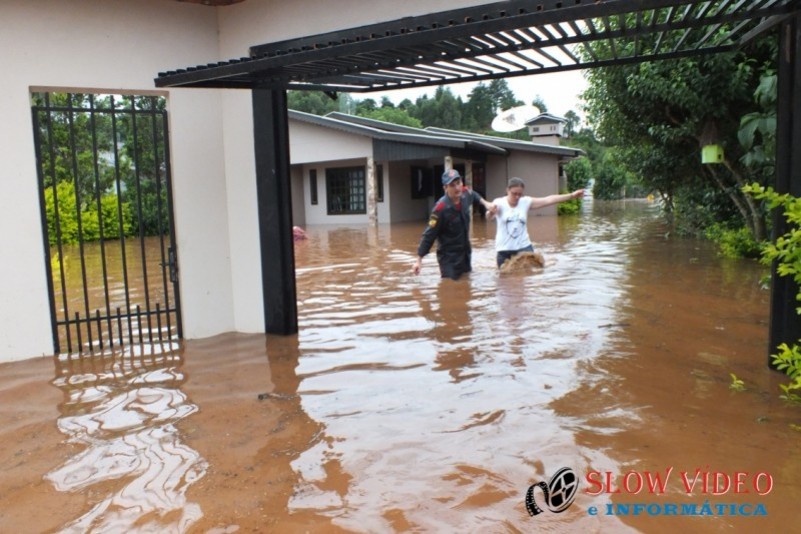 Chuva deixa centenas desalojados Foto www.campoere_1.com (44)