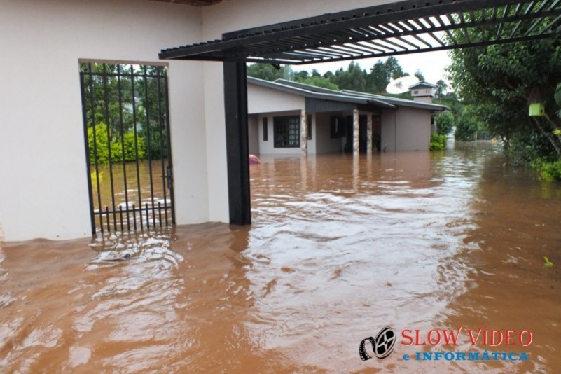 Chuva deixa centenas desalojados Foto www.campoere_1.com (45)