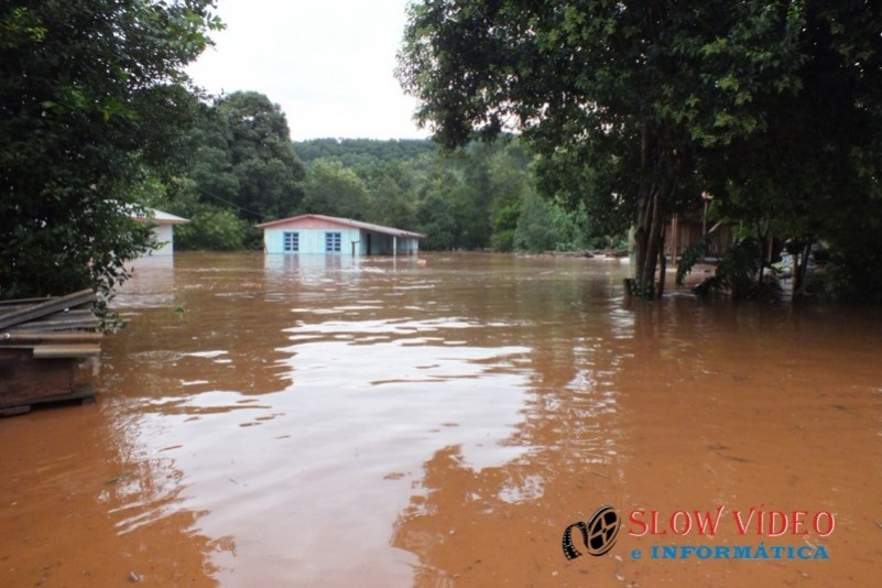 Chuva deixa centenas desalojados Foto www.campoere_1.com (48)