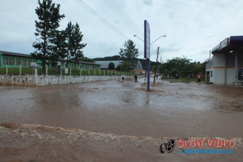 Chuva deixa centenas desalojados Foto www.campoere_1.com (50)