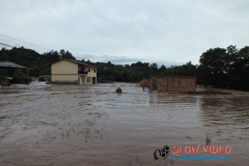 Chuva deixa centenas desalojados Foto www.campoere_1.com (51)