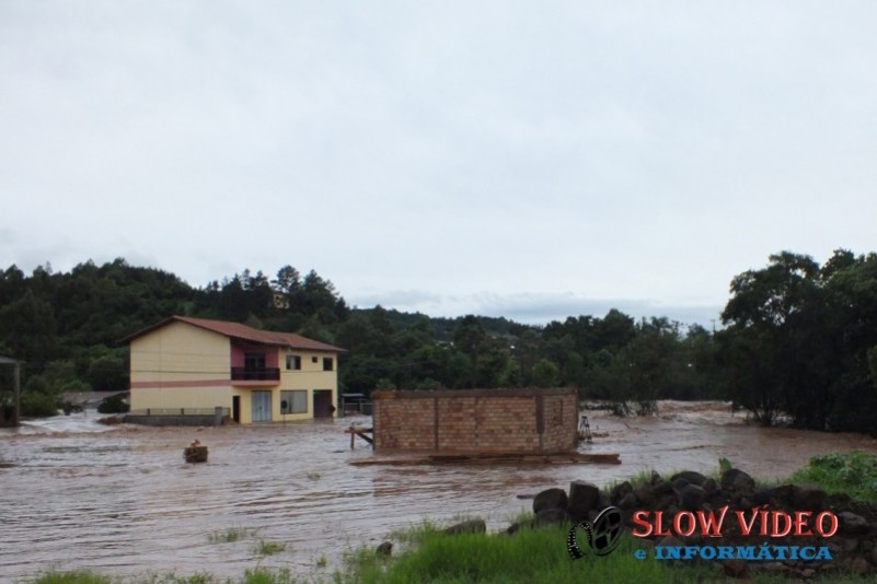Chuva deixa centenas desalojados Foto www.campoere_1.com (52)