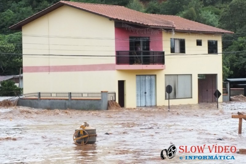Chuva deixa centenas desalojados Foto www.campoere_1.com (53)