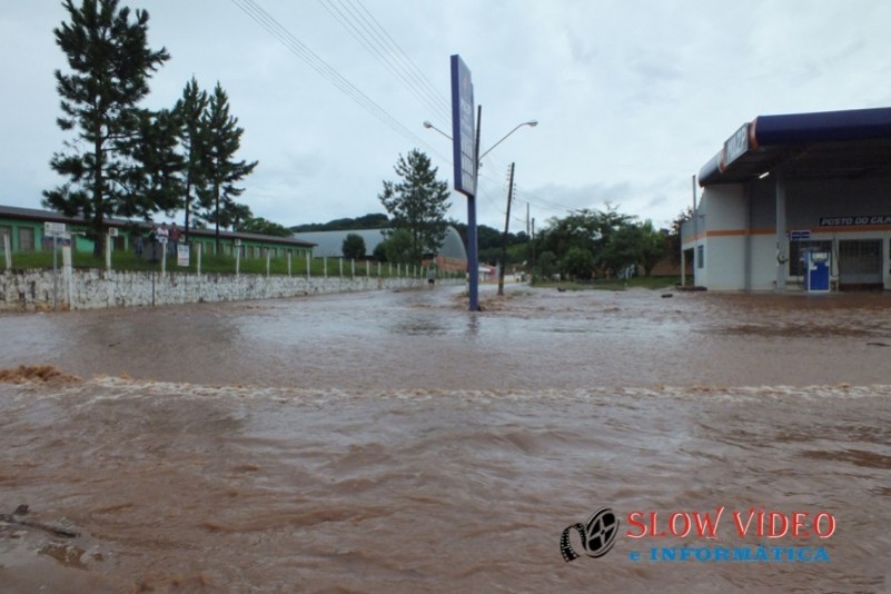 Chuva deixa centenas desalojados Foto www.campoere_1.com (54)