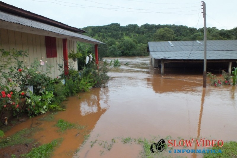 Chuva deixa centenas desalojados Foto www.campoere_1.com (59)
