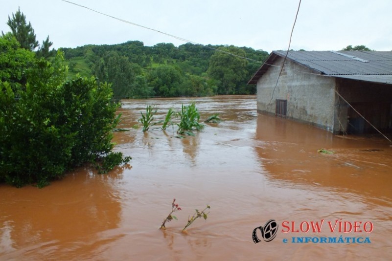 Chuva deixa centenas desalojados Foto www.campoere_1.com (60)