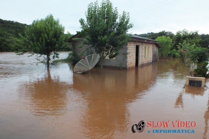 Chuva deixa centenas desalojados Foto www.campoere_1.com (63)
