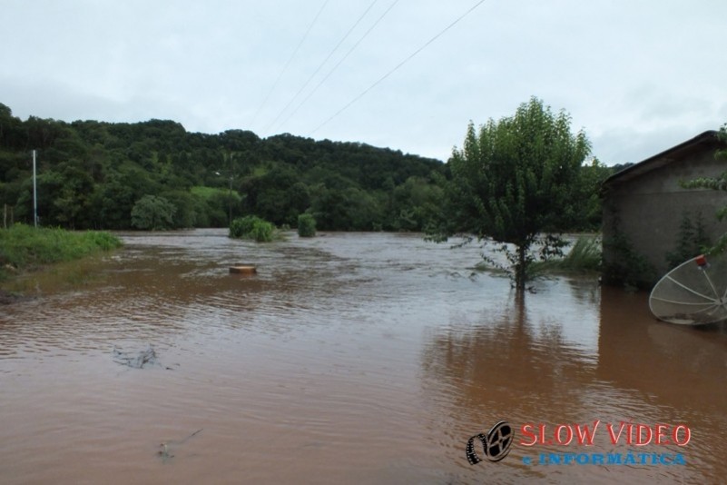 Chuva deixa centenas desalojados Foto www.campoere_1.com (64)