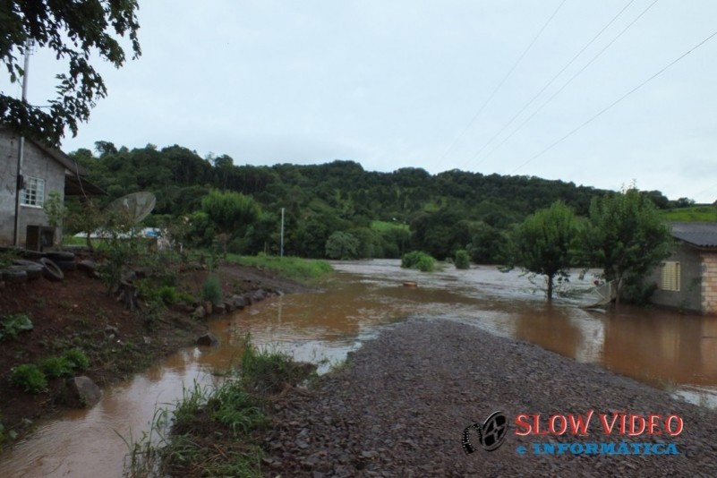 Chuva deixa centenas desalojados Foto www.campoere_1.com (65)