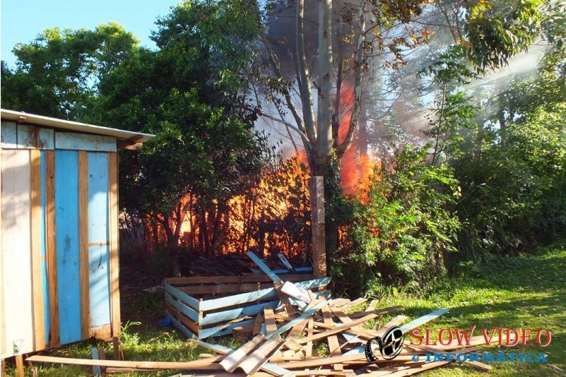 Incendio em deposito de lixo irregular. Foto www.campoere_1.com (2)