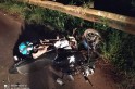 ​Após queda, moto e piloto colidem em guardrail
