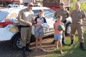 ​Crianças que tiveram bola furtada por mulher em rodovia recebem outras de policiais.