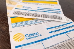 Consumidores da Celesc não conseguem pagar faturas - Problema é troca de sistema