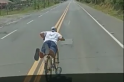 ​Vídeo Falando de velocidade – Ciclista ultrapassa caminhão em faixa dupla