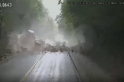 Vídeo – Surpresa, caminhoneiro flagra deslizamentos de pedras em rodovia