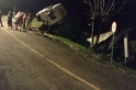 ​De ré caminhão cai em barranco em Sul Brasil.